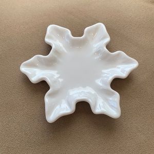 Small white snowflake decorative dish